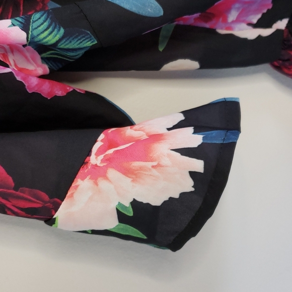 Lolas Room Sheer Ruche Front Crop Floral Blouse Sm - Picture 4 of 9